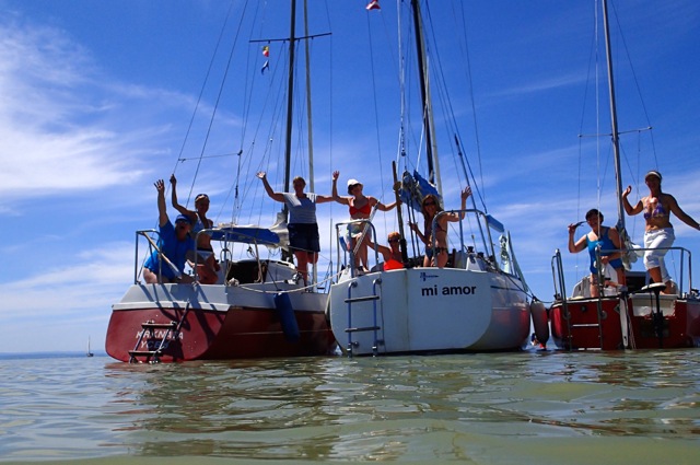 Seglerinnen winken vom Boot