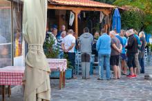 Skipperbesprechung auf griechischer Insel Skipperbesprechung auf griechischer Insel